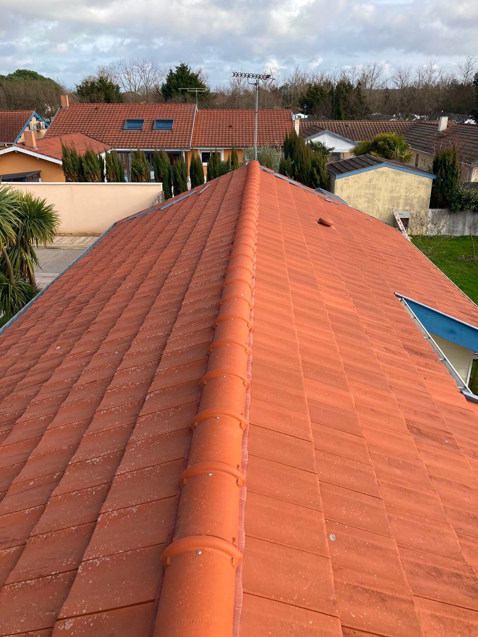 Remplacement de tuiles cassées sur une toiture à Lagord